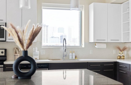 Midtown Apartment | Modern 2BR Condo with Free Parking & Downtown Houston Views