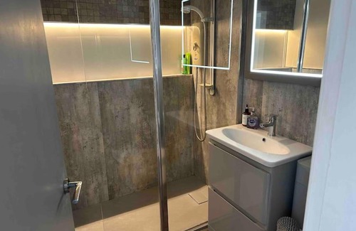 Trafford Villa | Modern 2 BR Apartment: Child-Friendly & Guest Rated 9/10