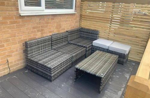 Trafford Villa | Modern 2 BR Apartment: Child-Friendly & Guest Rated 9/10