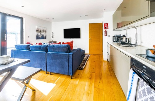 Camberley Apartment | Modern 2BR in Surrey | Pet-Friendly, WiFi, Parking