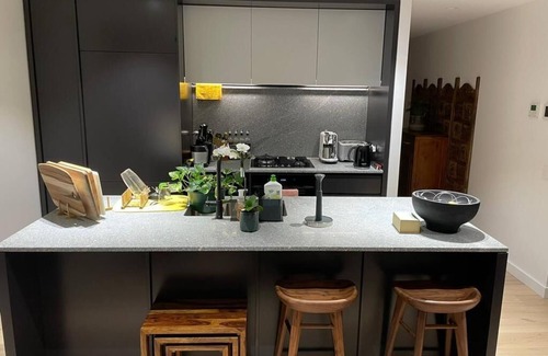 Bondi Junction Apartment | Prime 2BR Retreat in Bondi Junction - Wheelchair Accessible