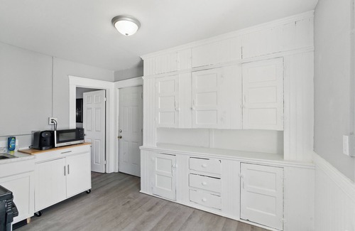 Southside Apartment | Modern 2BR Mins to Univ, Zoo, Destiny & Downtown
