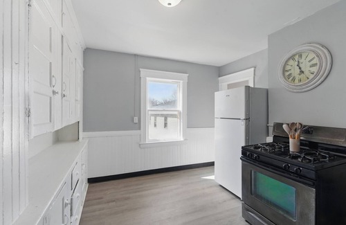 Southside Apartment | Modern 2BR Mins to Univ, Zoo, Destiny & Downtown