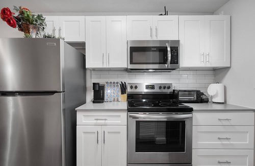 Hyde Park Apartment | Modern 2BR Hotel with Pool & Breakfast Near UT Hyde Park