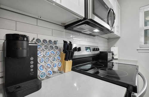 Hyde Park Apartment | Modern 2BR Hotel with Pool & Breakfast Near UT Hyde Park