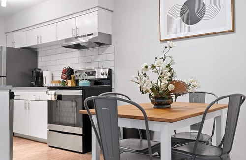North University Apartment | Modern 2BR Getaway with Pool & Breakfast Near UT Hyde Park