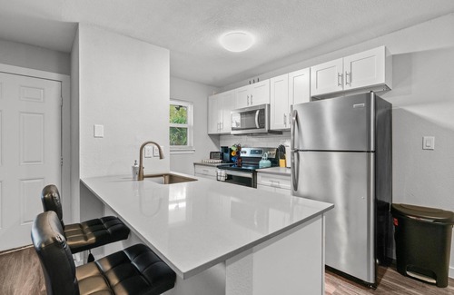 North University Apartment | Budget-Friendly Modern 2BR with Pool near UT Hyde Park