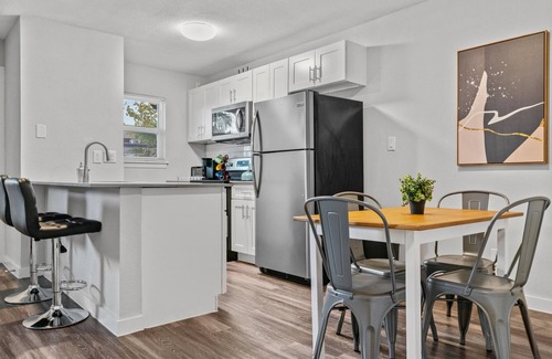North University Apartment | Budget-Friendly Modern 2BR with Pool near UT Hyde Park