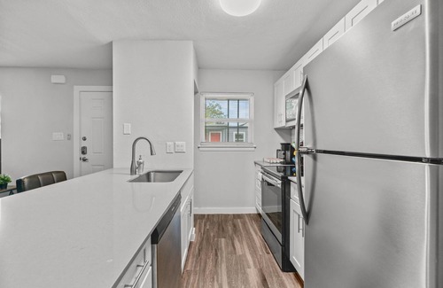 North University Apartment | Budget-Friendly Modern 2BR with Pool near UT Hyde Park