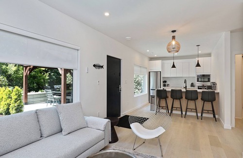 Courtenay Apartment | Oceanfront 2BR Apartment with Pet Friendly Amenities