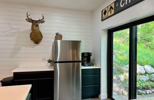 Harbor Springs House | Modern 2BR Retreat in Harbor Springs MI