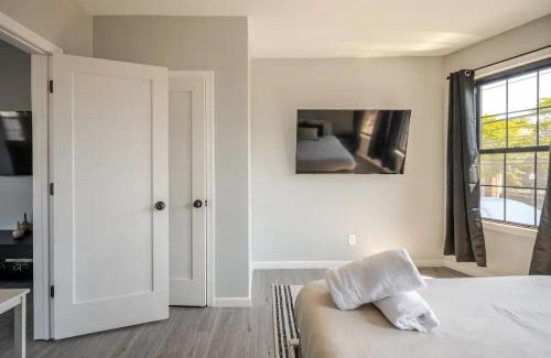 Black Rock Historic District Apartment | Stylish 3-Bedroom Apartment in Black Rock with Hot Tub