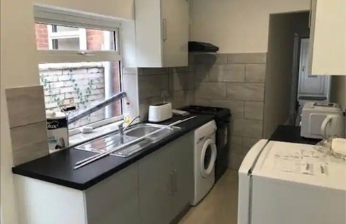 Coventry House | Modern 3 Bedroom Getaway with Breakfast in Coventry Centre