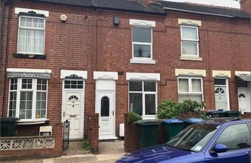 Coventry House | Modern 3 Bedroom Getaway with Breakfast in Coventry Centre