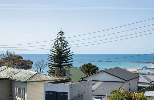 Burnie House | Modern 3-Bed Coastal Escape