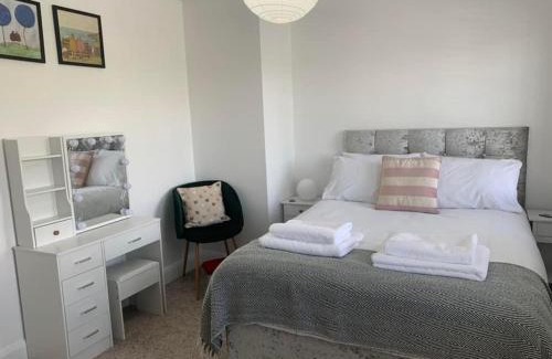 Newry House | Pet-Friendly Modern 3-Bed House with High Guest Ratings