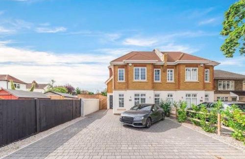 Hersham Apartment | Modern 3 bed Entire House, Gym & Underfloor Heating