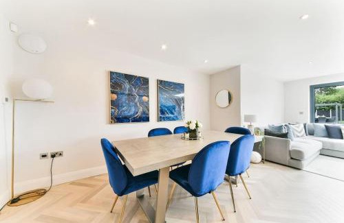 Hersham Apartment | Modern 3 bed Entire House, Gym & Underfloor Heating