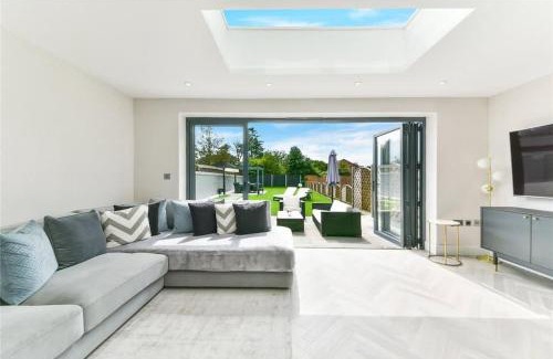 Hersham Apartment | Modern 3 bed Entire House, Gym & Underfloor Heating