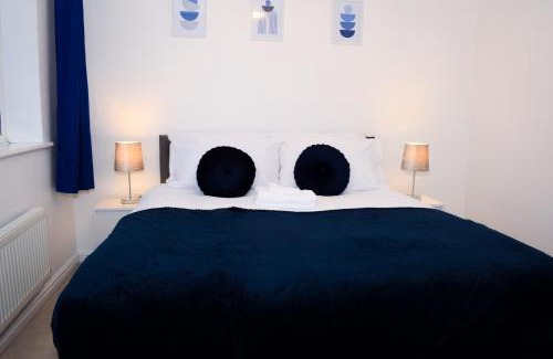Wolverhampton Apartment | Stylish 3 Bed House - Guest Rated 9.4/10, 4 Star Comfort