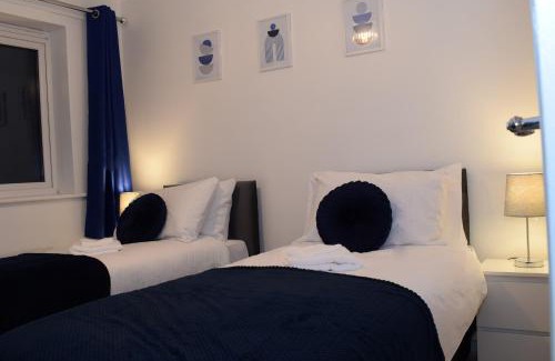 Wolverhampton Apartment | Stylish 3 Bed House - Guest Rated 9.4/10, 4 Star Comfort