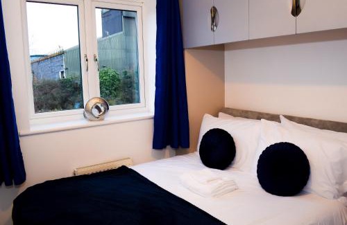 Wolverhampton Apartment | Stylish 3 Bed House - Guest Rated 9.4/10, 4 Star Comfort