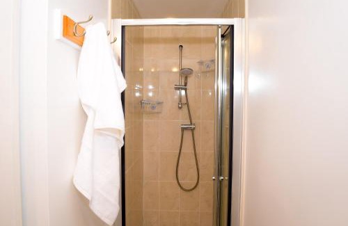 Wolverhampton Apartment | Stylish 3 Bed House - Guest Rated 9.4/10, 4 Star Comfort
