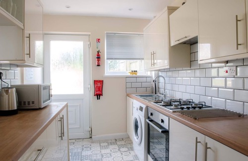 Newport House | Modern 3-Bed House in Newport with Spa & Family-Friendly Amenities
