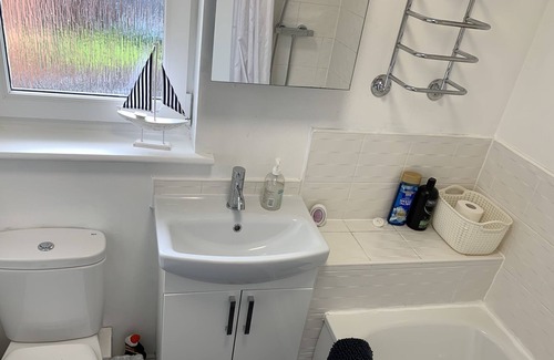 Kirkcaldy House | Inviting 3-Bed House with Spa and Hot Tub for Up to 7