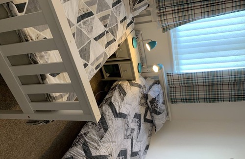 Kirkcaldy House | Inviting 3-Bed House with Spa and Hot Tub for Up to 7