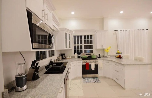 Georgetown Apartment | Modern 3-Bed Apartment with Jacuzzi & Free Parking