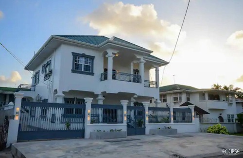 Georgetown Apartment | Modern 3-Bed Apartment with Jacuzzi & Free Parking