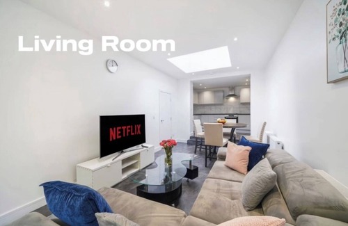 Fryent Apartment | Modern 3 Bed room Apartment with 4 Beds and 2 Full Bathrooms - Sleeps 6