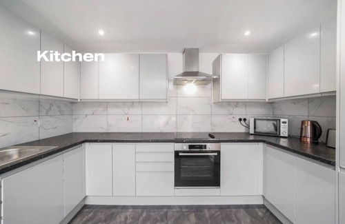 Fryent Apartment | Modern 3 Bed room Apartment with 4 Beds and 2 Full Bathrooms - Sleeps 6