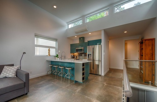Central Okanagan House | Pet-Friendly 3 Bedroom Loft with Pool and Ocean Views