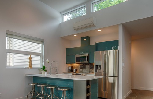Central Okanagan House | Pet-Friendly 3 Bedroom Loft with Pool and Ocean Views