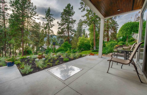 Central Okanagan House | Pet-Friendly 3 Bedroom Loft with Pool and Ocean Views