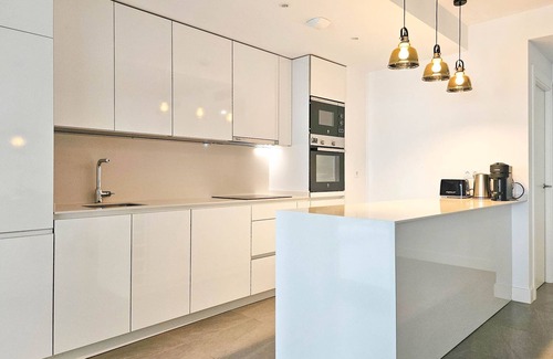 Puerto de la Duquesa Apartment | Modern 3 Bedroom Apartment with Pool and Spa Amenities