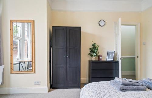 Wimbledon Park Apartment | Stylish 3-Bedroom Apartment in Wimbledon Park Awaits You