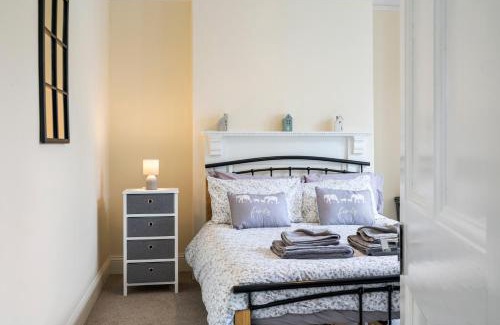Wimbledon Park Apartment | Stylish 3-Bedroom Apartment in Wimbledon Park Awaits You