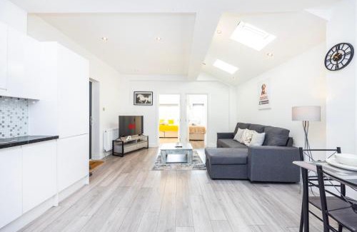 East Acton Apartment | Modern 3 Bedroom Apartment with Ensuite