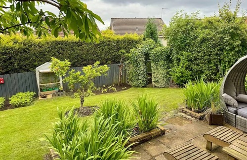 Glasgow House | Modern 3 Bedroom Detached Home with Private Garden