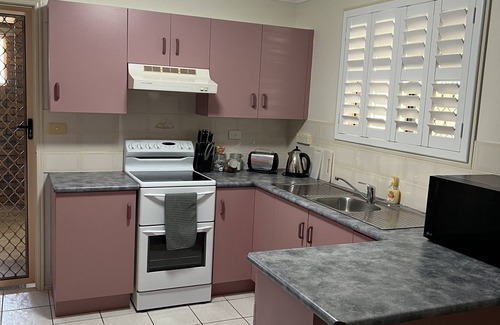 Gracemere House | Modern 3 Bedroom Townhouse with Hot Tub & Fast WiFi