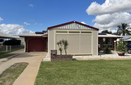 Gracemere House | Modern 3 Bedroom Townhouse with Hot Tub & Fast WiFi
