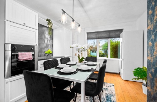 Acocks Green House | Modern 3 Bedroom House with Garden & Parking for 8 Guests