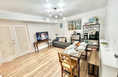 Kirkland House | Modern 3-Bedroom Guest Suite with Ocean Views in Kirkland