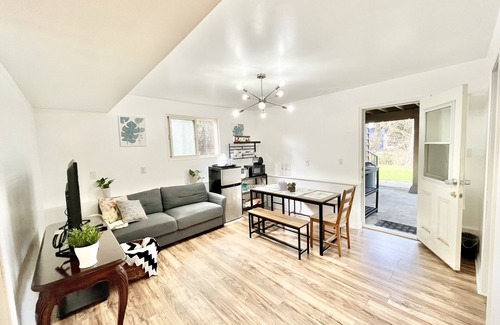 Kirkland House | Modern 3-Bedroom Guest Suite with Ocean Views in Kirkland