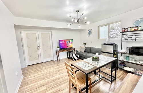 Kirkland House | Modern 3-Bedroom Guest Suite with Ocean Views in Kirkland
