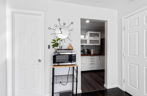 Franklin Park House | Exceptional 3-Bedroom Suite with Gym & Lake View Patio