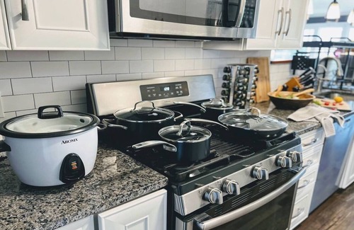 Vernon House | Stylish 3-Bedroom Retreat, Walk to Spa & Dining